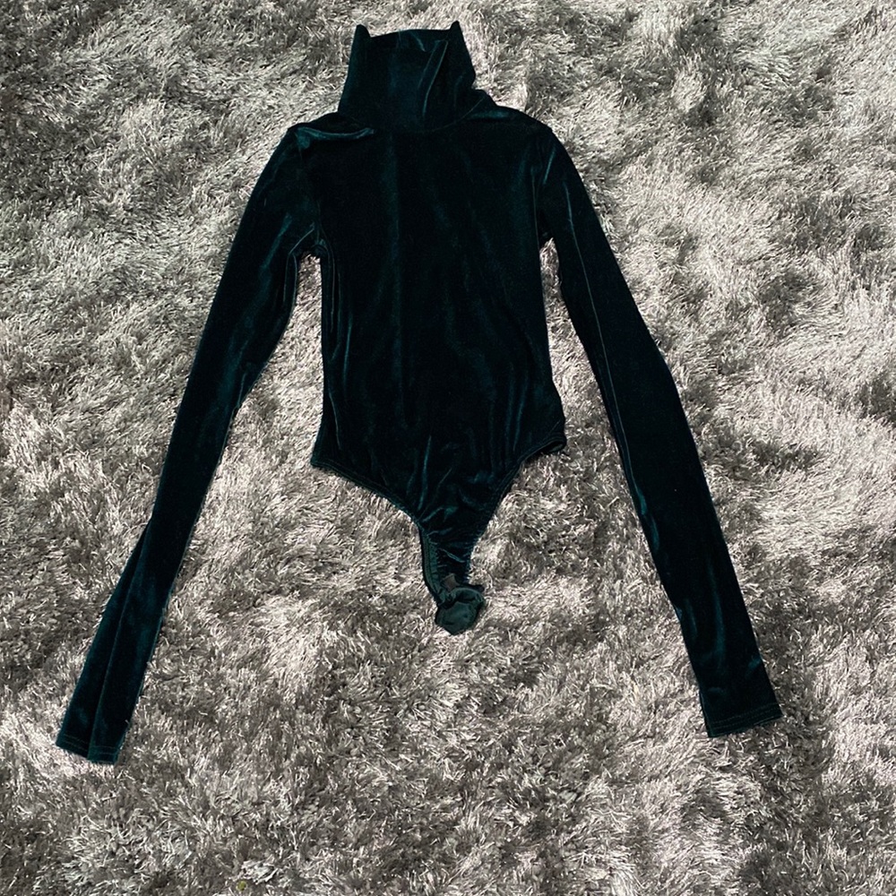 Emerald green bodycon turtleneck velvet top